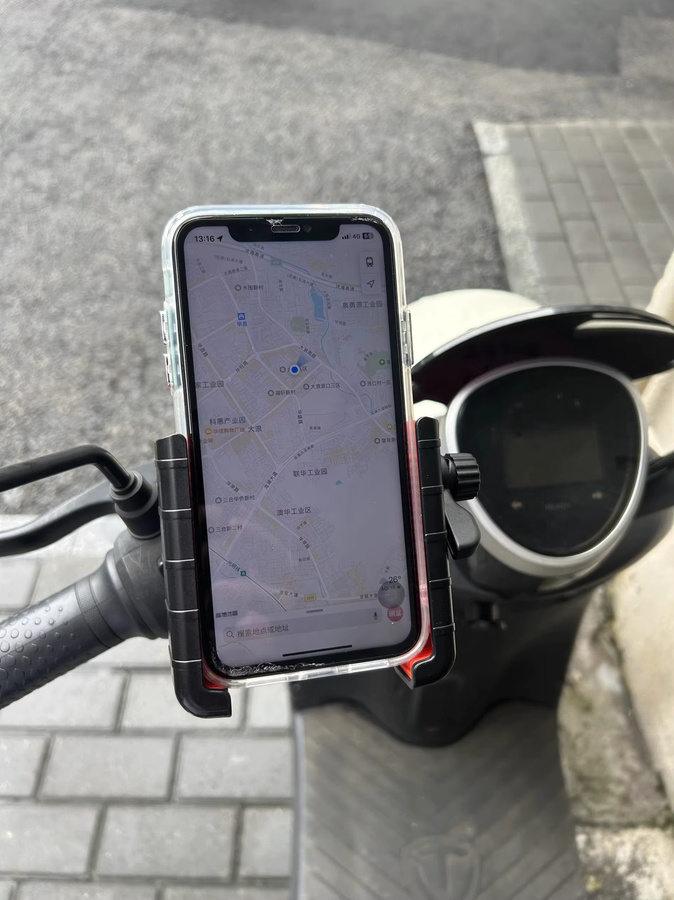 Stoßfeste Schnellverschluss-Handyhalterung für Motorrad und Fahrrad in Schwarz zur sicheren Navigation - Bild 3