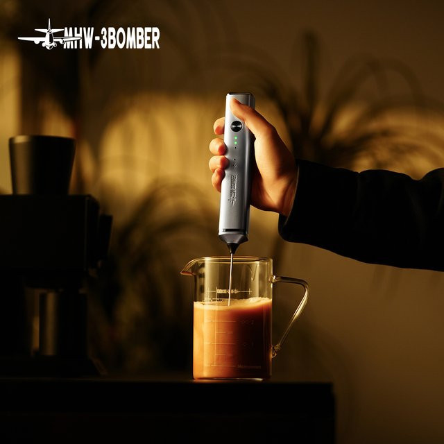 MHW-3BOMBER Elektrischer Milchaufschäumer in Schwarz mit Doppel-Schneebesenköpfen aus Edelstahl, Typ-C Aufladbar, Handgehaltener Schaumer für Kaffee, Latte und Cappuccino - Bild 1