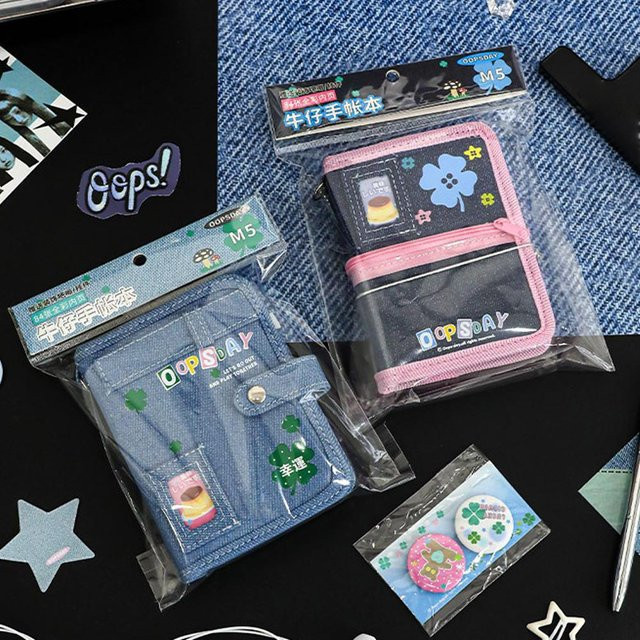 Blaues Denim-Notizbuch mit Kleeblatt-Muster und Anhänger im Kawaii-Design - Bild 1