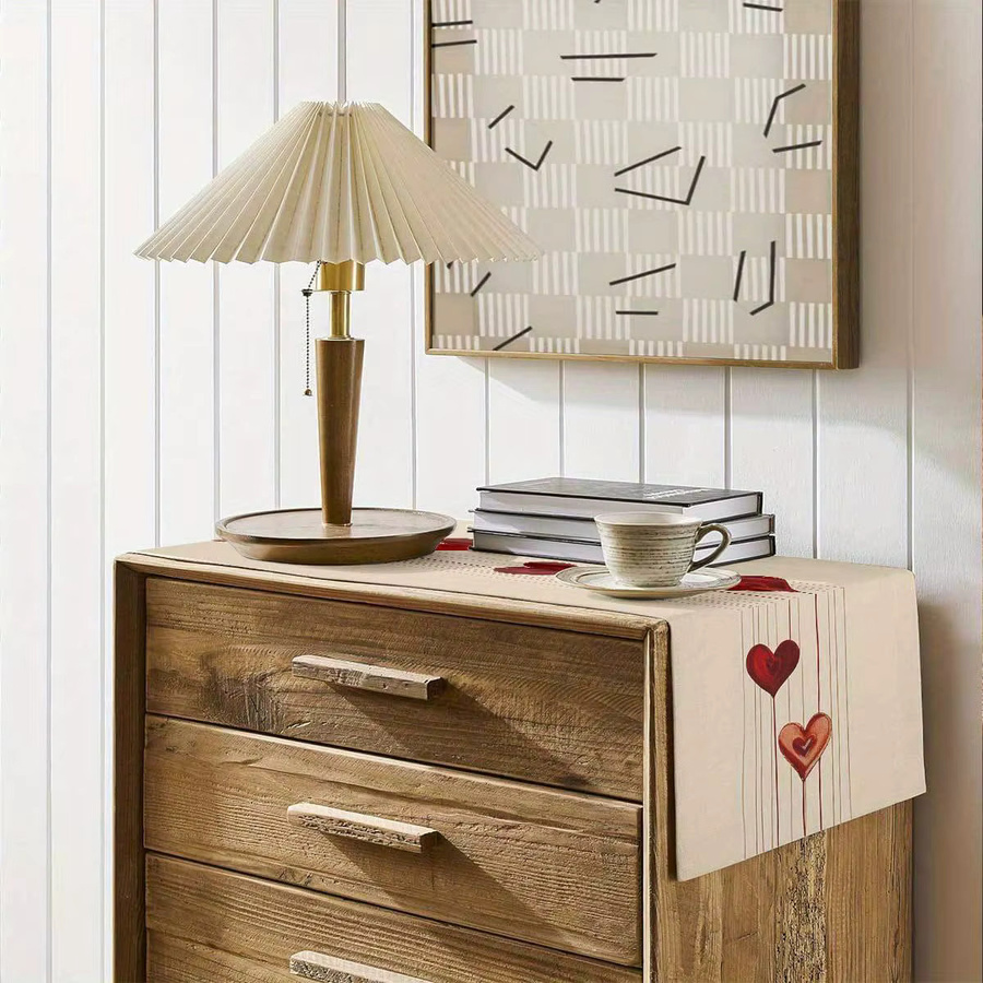 JIT Tischläufer Valentinstag aus Polyester mit hängendem Herz und grafischem Design für deine Esstischdekoration - Bild 1